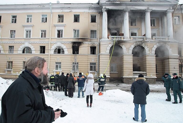 Пожар в здании бывшего общежития Кировского завода