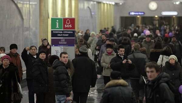 Пассажиры на станции метро в Петербурге. Архив