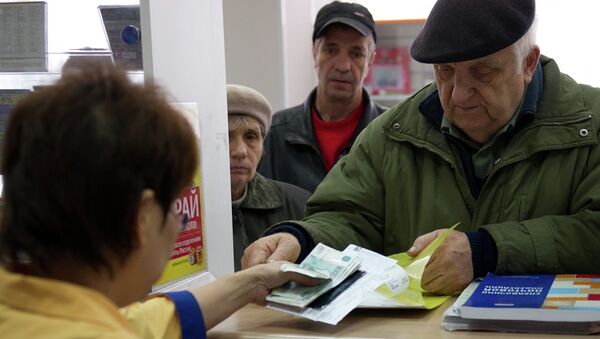 Выдача пенсий в одном из отделений Почты России. Архивное фото