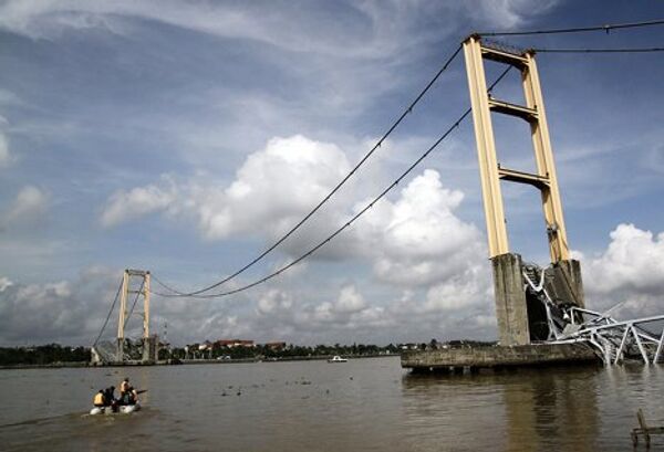 Последствия обрушения моста в Индонезии