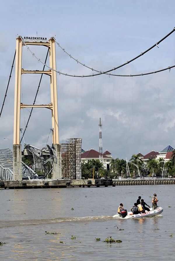 Последствия обрушения моста в Индонезии