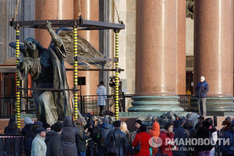 Ангелы со светильником - снова на портике Исаакиевского собора