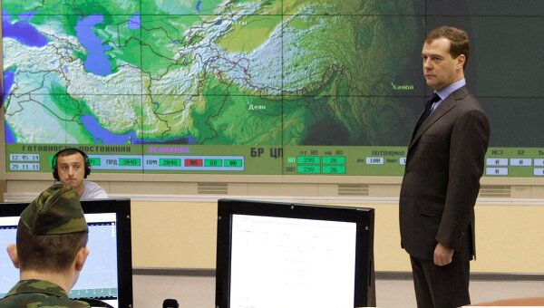 Дмитрий Медведев на командном пункте системы предупреждения о ракетном нападении РЛС класса Воронеж-ДМ.