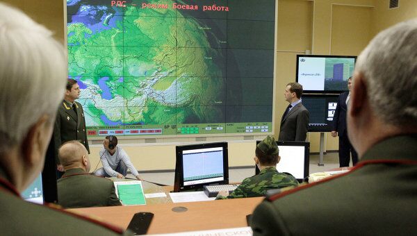 Дмитрий Медведев на командном пункте системы предупреждения о ракетном нападении РЛС класса Воронеж-ДМ