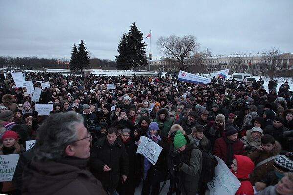 Митинг в защиту городской клинической больницы №31 на Марсовом поле в Санкт-Петербурге