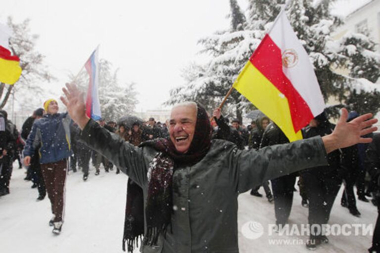 Митинги сторонников Аллы Джиоевой в Цхинвале