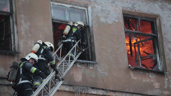 Спасатели МЧС тушат пожар в жилом доме. Архив