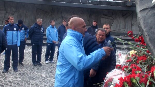 Футболисты Зенита возложили цветы к мемориалу защитников Ленинграда