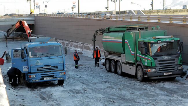 Сотрудники аварийных бригад ГУП Водоканал Санкт-Петербурга. Архив