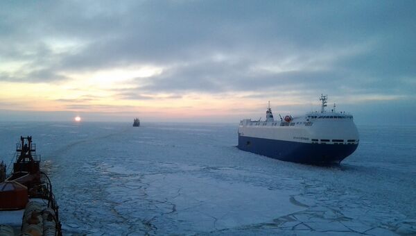Работа атомного ледокола Россия во льдах Балтики