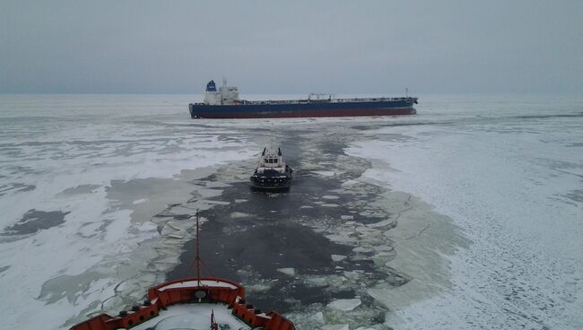 Работа атомного ледокола Россия во льдах Балтики