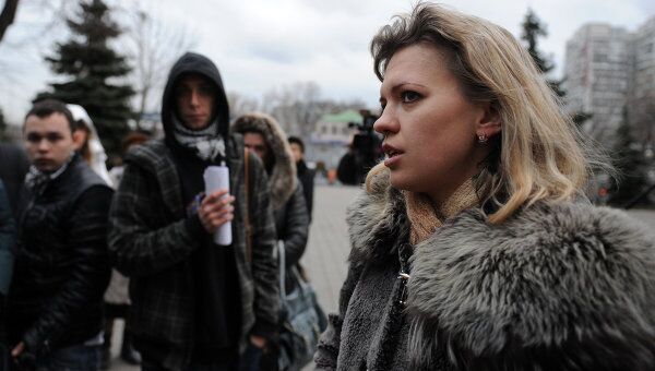 Супруга чиновника Минтранса РФ Владимира Макарова отвечает на вопросы журналистов после заседания Мосгорсуда, посвященного рассмотрению кассационной жалобы на приговор