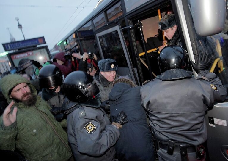 Митинг в защиту 31 статьи конституции у Гостинного двора