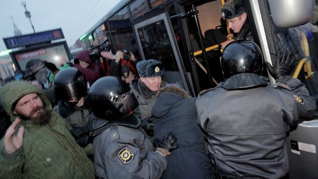 Митинг у Гостинного двора. Архив