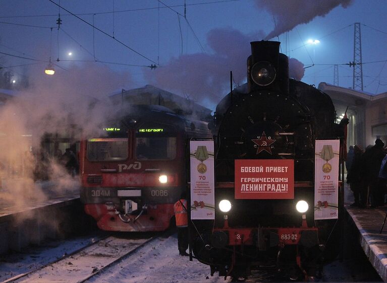 Презентация ретро-паровоза, символизирующего прибытие в Ленинград первого после прорыва блокады поезда с продовольствием