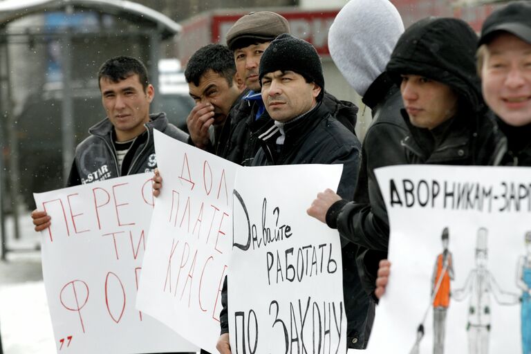 Пикет дворников-мигрантов из-за невыплаты зарплаты