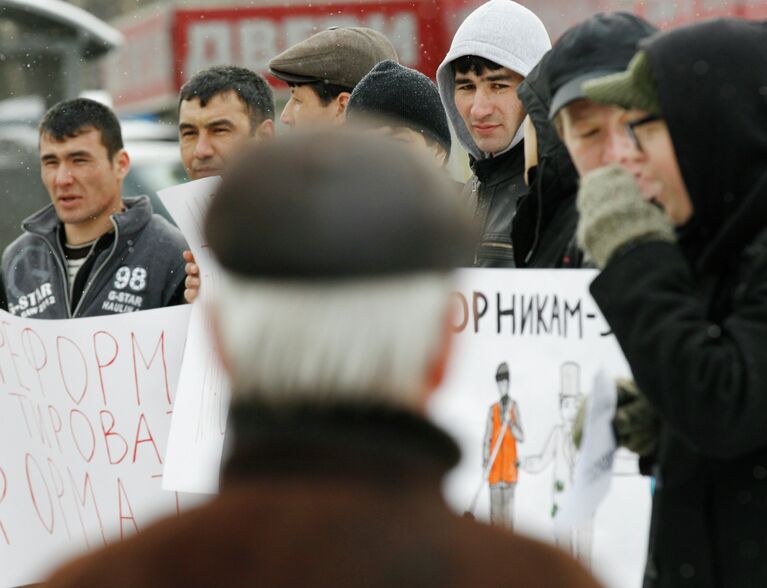 Пикет дворников-мигрантов из-за невыплаты зарплаты