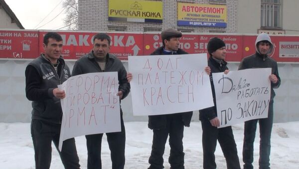 Дворники-мигранты митингуют из-за задержки зарплат в Петербурге