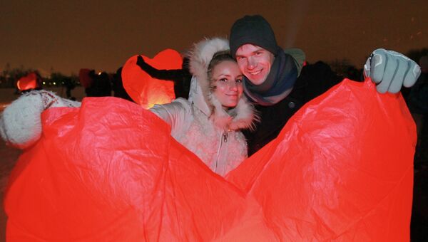 Запуск небесных фонариков, посвященный Дню Святого Валентина в Новосибирске, архивное фото
