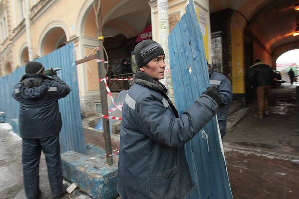 Демонтаж строительного забора вокруг Апраксина двора в Петербурге