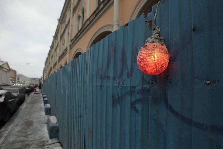 Демонтаж строительного забора вокруг Апраксина двора в Петербурге