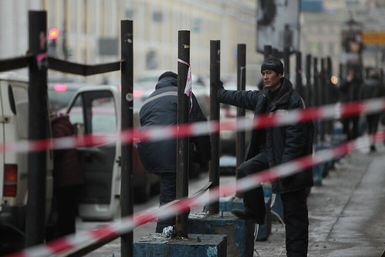 Демонтаж строительного забора вокруг Апраксина двора в Петербурге