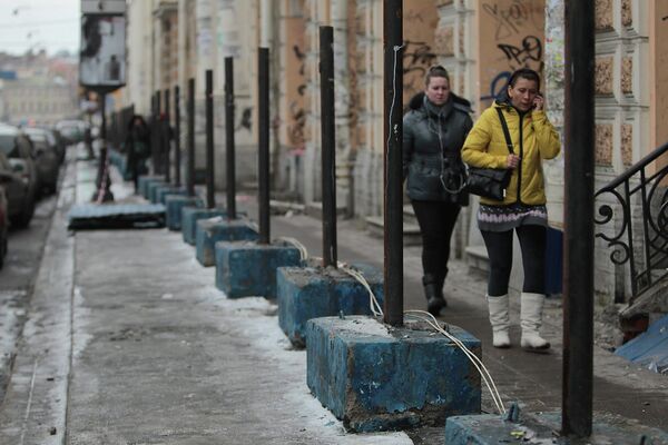 Демонтаж строительного забора вокруг Апраксина двора в Петербурге