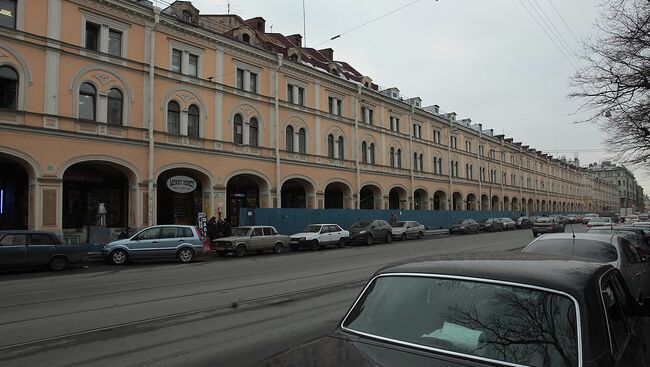 Территория Апраксина двора в Петербурге. Архивное фото