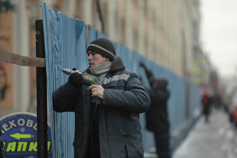 Демонтаж строительного забора вокруг Апраксина двора в Петербурге