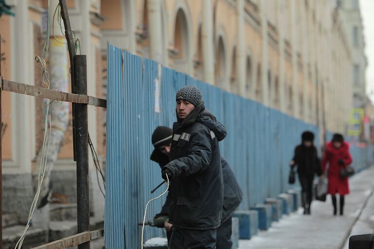 Демонтаж строительного забора вокруг Апраксина двора в Петербурге