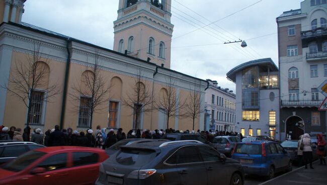 Очередь из желающих поклониться частице пояса Богородицы