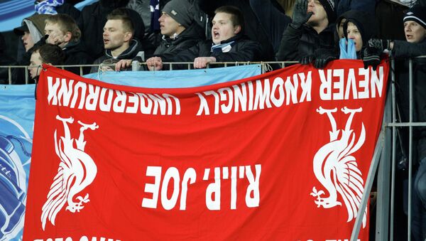 Болельщики футбольного клуба Зенит с баннером, который они отобрали у фанатов Ливерпуля