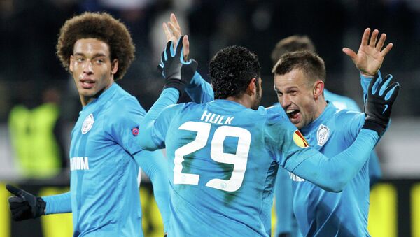 Игроки футбольного клуба Зенит Аксель Витсель и Халк поздравляют Сергея Семака (слева направо) с голом