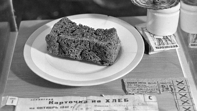 Блокадный хлеб и хлебные карточки времен Великой Отечественной войны. Архивное фото