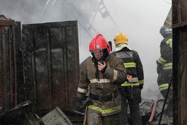 Пожар в металлическом ангаре в Санкт-Петербурге