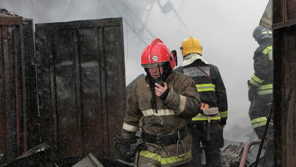Пожар в металлическом ангаре в Санкт-Петербурге