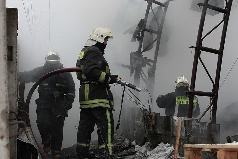 Пожар в металлическом ангаре в Санкт-Петербурге