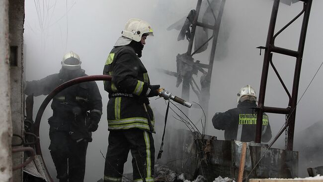 Пожар в металлическом ангаре в Санкт-Петербурге