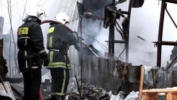 Пожарные заливали водой тлеющий после возгорания ангар в Петербурге