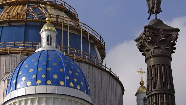Установлен крест на купол Троицкого собора в Санкт-Петербурге. Архив