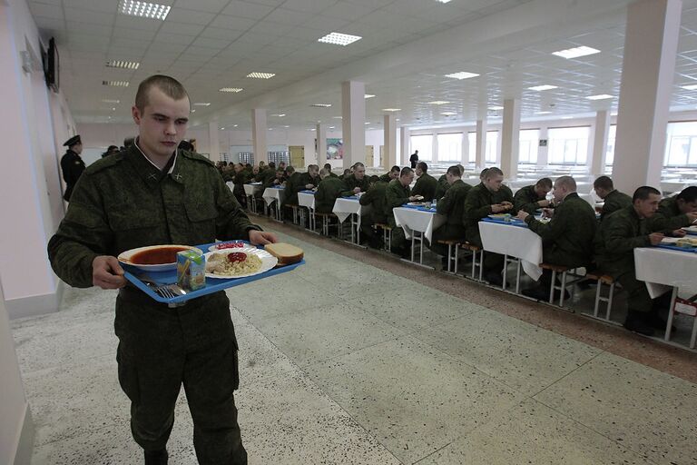 Солдаты в армии на обеде