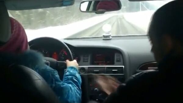 Скриншот видеоролика, на котором восьмилетняя девочка управляет автомобилем