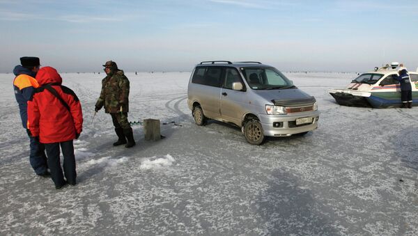 Сотрудники МЧС предупреждают об опасности выезда на лед в автомобилях. Архивное фото
