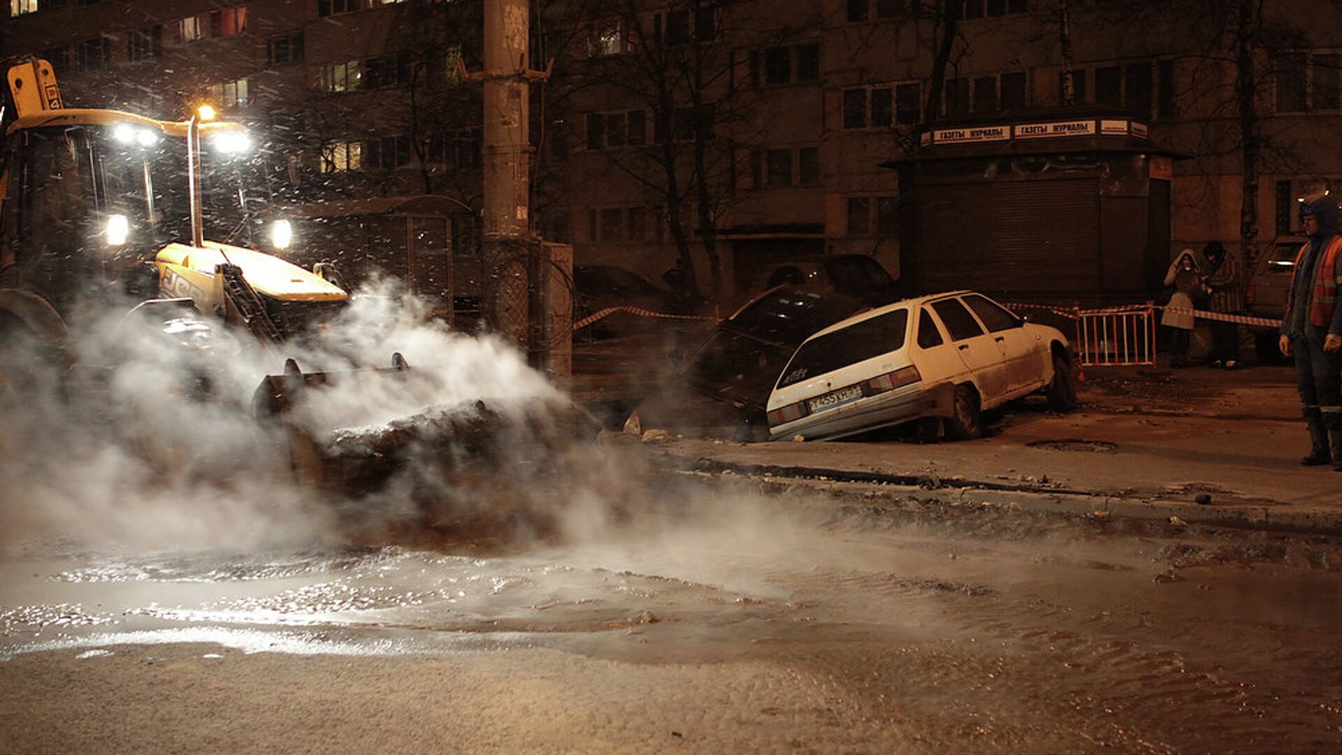 Прорыв трубы на улице Маршала Казакова, из которого в промоину провалились автомобили - РИА Новости, 1920, 28.12.2021
