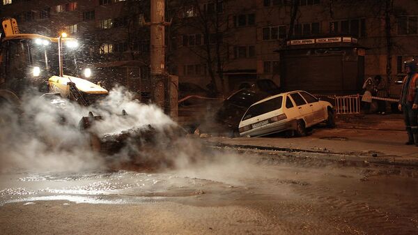Прорыв трубы на улице Маршала Казакова, из которого в промоину провалились автомобили