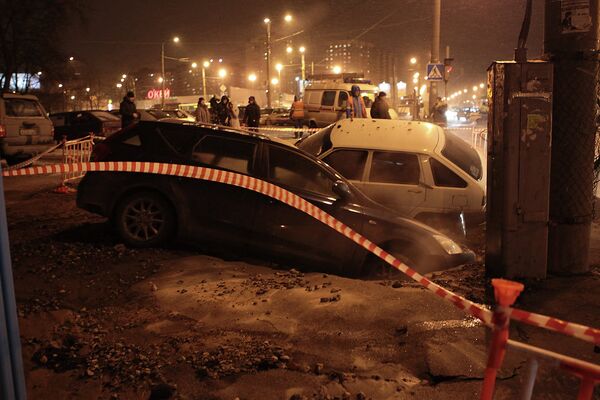 Прорыв трубы на улице Маршала Казакова, из которого в промоину провалились автомобили