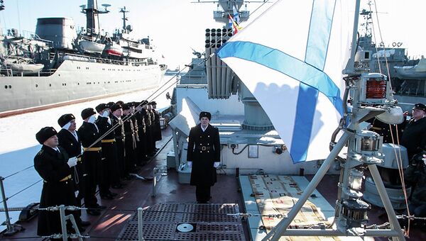 Торжественный ритуал первого подъема Военно-морского флага на малом артиллерийском корабле (МАК) Махачкала в Кронштадте