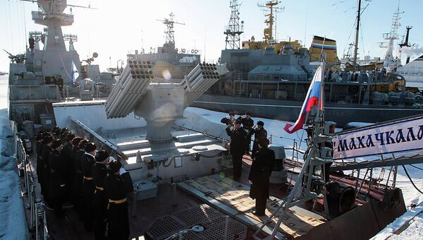 Торжественный ритуал первого подъема Военно-морского флага на малом артиллерийском корабле (МАК) Махачкала в Кронштадте. Архив