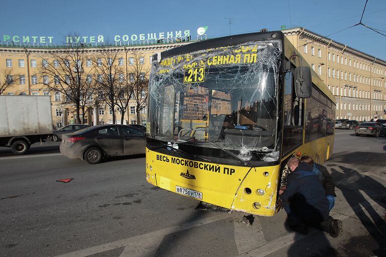 Автобус сбил рекламный щит и врезался в дерево в Петербурге