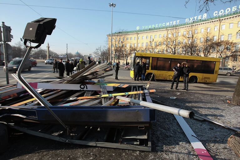 Автобус сбил рекламный щит и врезался в дерево в Петербурге